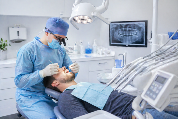 Traitements, interventions et solutions pour préserver vos dents et éviter les complications