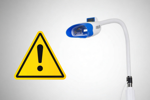 Lampe de blanchiment dentaire d'un professionnel de santé en cabinet dentaire.